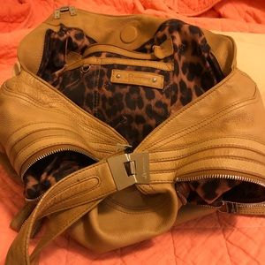 B. Makowsky purse with many pockets need cleaning